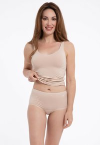 Ljusbeige damtanktop och pojkshorts-set, tillverkat av smidig tyg med tunna axelband och elastisk midja, med en minimalistisk design.