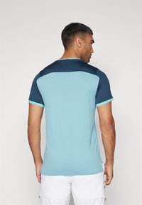 Nike Performance ADVTG - Bluză sport - denim turqoise/armory navy/green frost/white