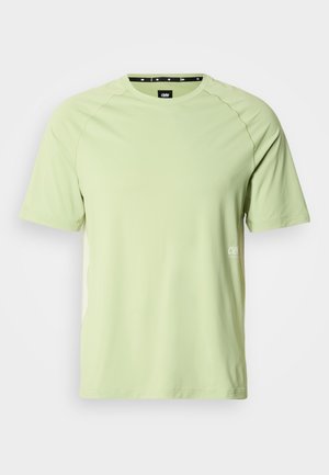 Svetlo zelena kratka majica s kratkimi rokavi iz gladkega blaga, ima okrogel izrez, raglan rokave in majhen logotip na sprednji strani.