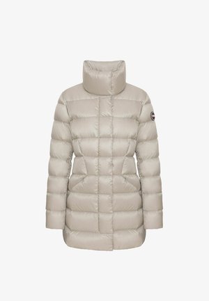 Beige Steppjacke mit hohem Kragen, gestepptem Muster, auffälligen Nähten und seitlichen Taschen. Verfügt über ein Logopatch am Ärmel.