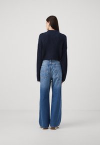 Tommy Jeans CENTER FLAG  - Džemperis - dark night navy