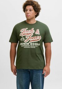 Tmavozelené bavlnené tričko so širokým bielo-červeným potlačeným logom "Jack & Jones" a textom. Jednoduchý dizajn s kruhovým výstrihom a krátkymi rukávmi.