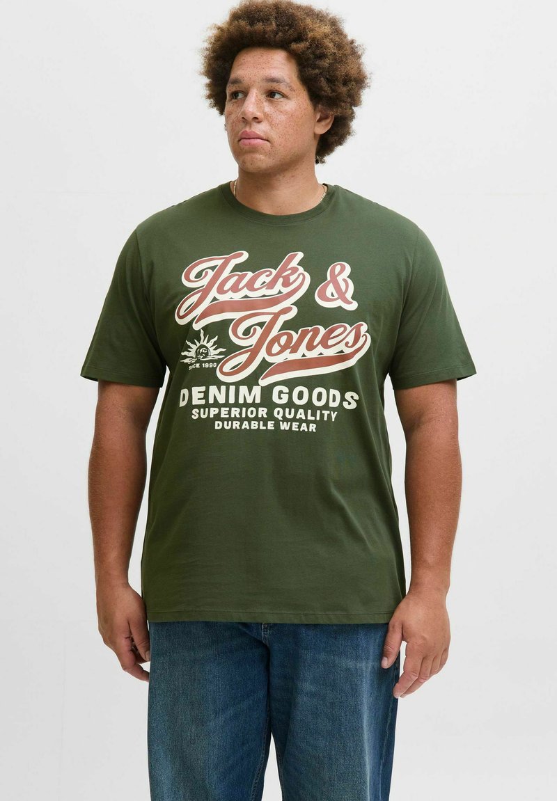 Tmavozelené bavlnené tričko so širokým bielo-červeným potlačeným logom "Jack & Jones" a textom. Jednoduchý dizajn s kruhovým výstrihom a krátkymi rukávmi.