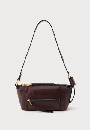 Sac à bandoulière en cuir marron foncé avec des zips dorés, une bandoulière ajustable et une poche zippée à l'avant sur un fond blanc uni.