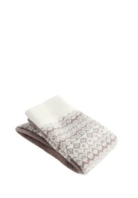 Zložené vlnené ponožky s bielym a svetlohnedým nordickým vzorom a jednofarebnou hnedou vnútornou podšívkou, izolované na bielom pozadí.