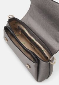 Borsa sintetica grigia con finitura testurizzata. Presenta una chiusura a morsetto, due scomparti e un interno beige con motivo logo.