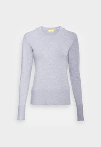 Pull gris clair à manches longues en maille. Encolure ronde, poignets et ourlet côtelés. Texture douce avec une coupe légèrement ajustée.