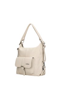 Beige leren handtas met een gemêleerde afwerking, gebogen vorm, een voorflapzak en een verstelbare schouderriem. Bevat accenten van zilverkleurig metaal.