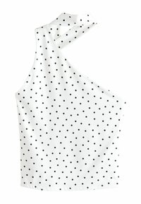 Weißes Stofftanktop mit schwarzen Punkten, das ein asymmetrisches Trägerdesign und eine glatte, leichte Textur aufweist.