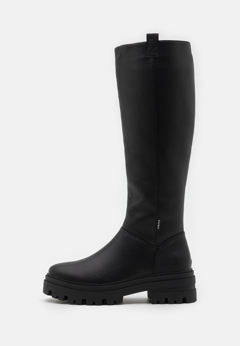 Bota negra de cuero texturizado hasta la rodilla, con punta redondeada, silueta ajustada, suela de goma gruesa con estrías y una tira en la parte superior.