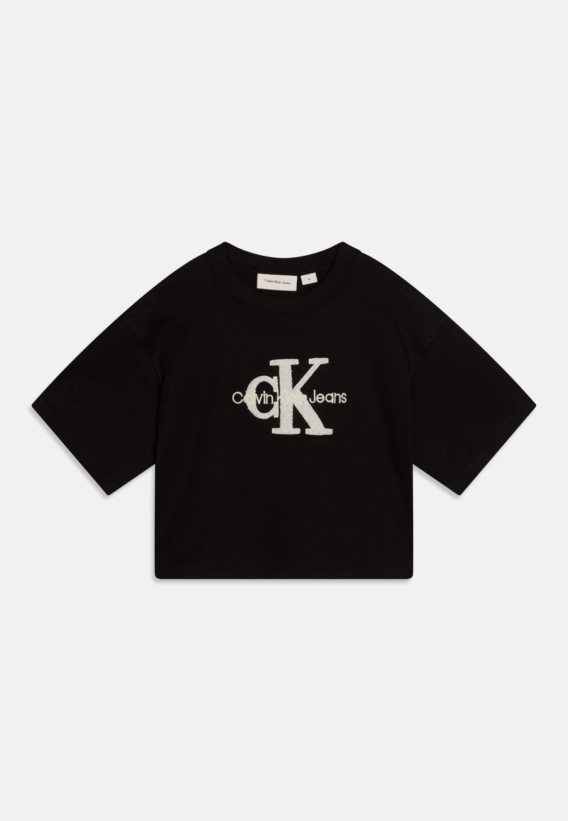 Camiseta corta negra de algodón, con mangas cortas y un logo bordado "Calvin Klein Jeans CK" en blanco en la parte delantera.