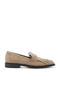 Beige suède loafers met een franje detail en een kleine gouden accent op de bovenkant. Platte zwarte zool, ronde neus, gladde textuur.