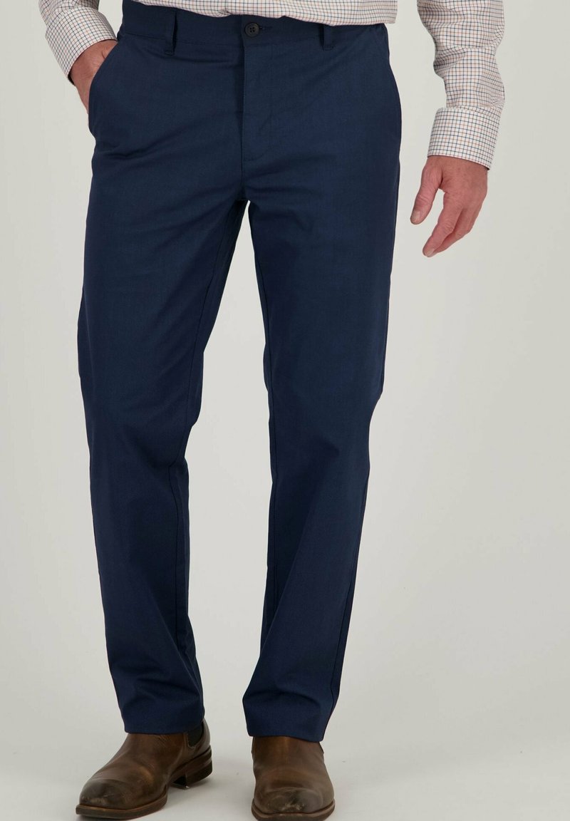 Marineblauwe broek van structuurstof, met een rechte pijp, voorzakken en een knoopsluiting bij de tailleband.