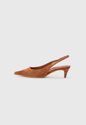 Ruskea mokkasiininen slingback-kengä, jossa on terävä kärki ja kapea korko. Ominaisuuksiin kuuluu leikattu muotoilu ja sileä pinta. Minimalistinen ja tyylikäs muotoilu.