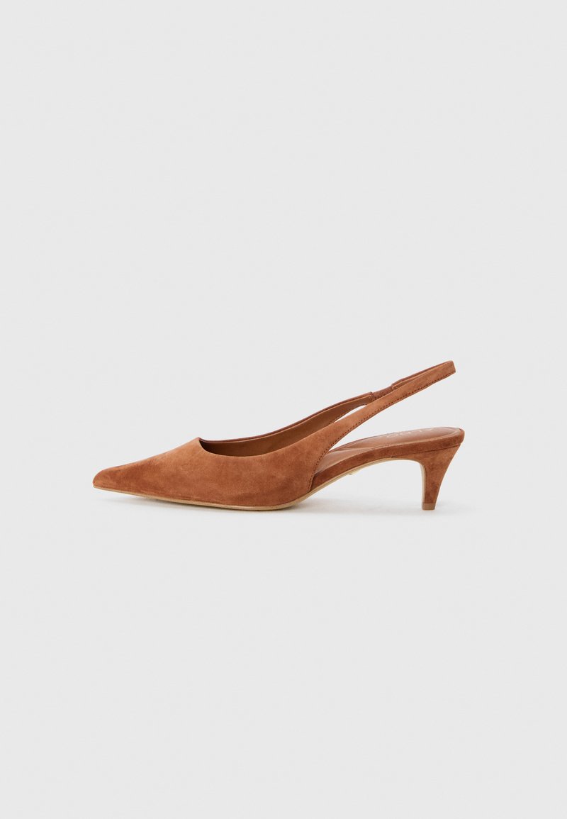 Barna velúr slingback cipő hegyes orral és vékony sarokkal. Kivágott dizájn és sima textúra jellemzi. Minimalista és elegáns stílus.
