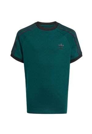 T-shirt Adidas vert foncé à manches courtes avec col et extrémités des manches noirs, avec logo Adidas noir et trois bandes noires sur les épaules.
