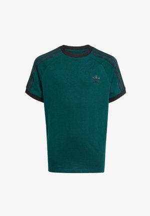 T-shirt Adidas vert foncé à manches courtes avec col et extrémités des manches noirs, avec logo Adidas noir et trois bandes noires sur les épaules.