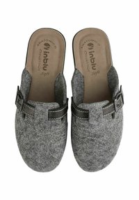 Zoccole grigi in feltro con un'accattivante fibbia nera liscia, soletta sagomata e superficie testurizzata con motivi cuciti.