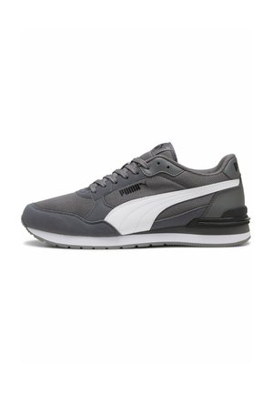 Szary sneaker Puma z białym paskiem po boku, sznurowanym designem, amortyzowaną podeszwą oraz logo marki po boku i na pięcie, widoczny z prawego profilu.
