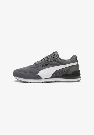 Baskets grises Puma avec bande latérale blanche, design à lacets, semelle rembourrée et logo de la marque sur le côté et le talon, montrées de profil droit.