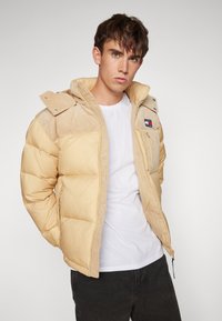 Tommy Jeans MIX ALASKA PUFFER - Piumino - tawny sand