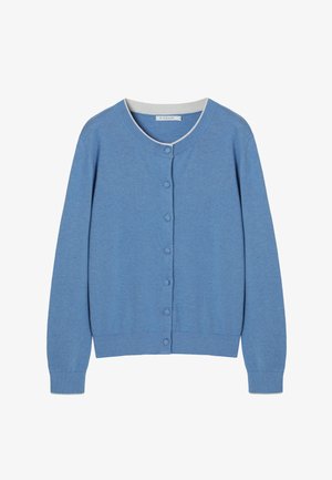 Cárdigan azul claro hecho de tela de punto suave, con cuello redondo, botones en la parte delantera y puños y dobladillo acanalados. Todos los botones visibles.