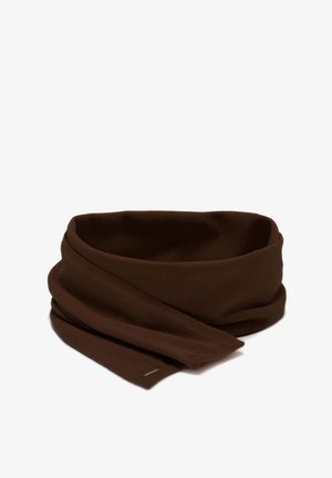 Écharpe en tricot marron avec une texture douce, présentant un design large et enroulé, ainsi que des accents côtelés subtils le long des bords.
