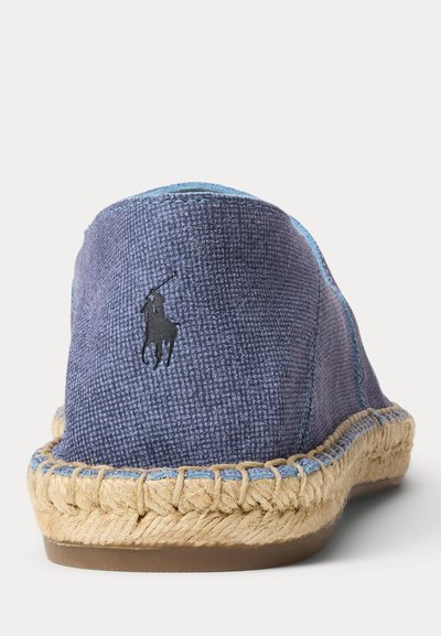 Μπλε ναυτικό καμβάς εσπαντρίγια με πλεκτή σόλα από τζούτ και μαύρο κεντημένο λογότυπο παίκτη πόλο στο τακούνι.