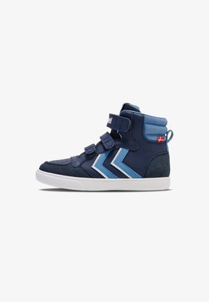 Sneakers typu mid-top w granatowym kolorze z jasnoniebieskimi akcentami. Posiadają teksturowane wykończenie, paski z rzepem oraz białą gumową podeszwę.
