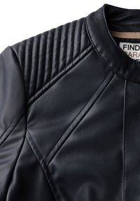 Veste en cuir navy avec vue en plongée mettant en avant un design matelassé aux épaules, une texture lisse et des détails de couture. Étiquetée avec la marque.