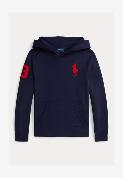 Sweatshirt azul-marinho feito de tecido misto de algodão, com um bolso frontal, punhos canelados, e logo e número em vermelho bordados na manga.