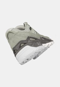 Graue Wildleder- und Mesh-Sneaker mit einer strukturierten weißen Gummisohle. Versteckte Zwischensohle mit einem gewagten Design, das dynamische Formen und Akzente aufweist.