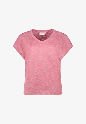 Roze V-hals t-shirt met korte mouwen, voorzien van een textuurpatroon van zilveren lijnen over de stof. Lichtgewicht en casual ontwerp.