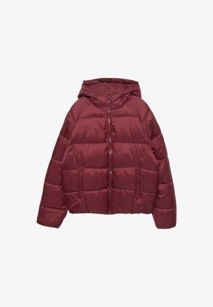 Burgunderfarbene Pufferjacke mit Kapuze, mit einem Reißverschluss vorne, zwei seitlichen Reißverschlusstaschen und einem gesteppten Muster für zusätzliche Isolierung.