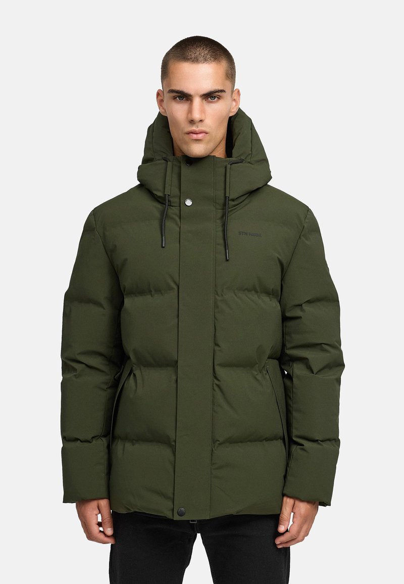 Žalia pūkinė striukė su aukštu apykakle ir reguliuojama kapišonu, turinti priekinį užtrauktuką ir spaustukus bei šonines kišenes. Lygus paviršius.