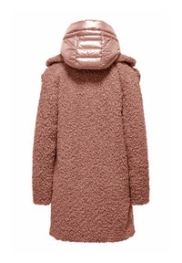 Różowy teddy coat z żebrowanym wzorem, z podkładanym, błyszczącym kapturem. Tekstura jest puszysta, a sylwetka luźna o średniej długości.