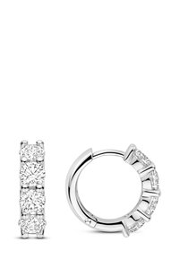 Silberne Creolen mit vier runden klaren Edelsteinen, die in einer Reihe am äußeren Rand gesetzt sind, ein Ohring geschlossen und der andere offen.