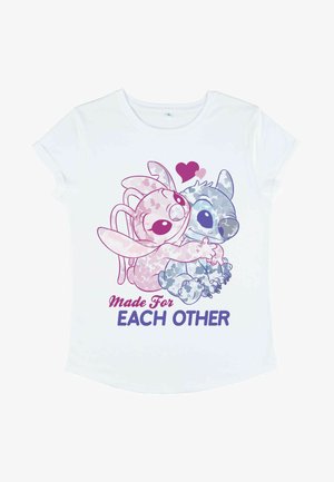 Witte t-shirt met een cartoonontwerp van een roze konijn en een blauw wezen die elkaar omarmen, met de tekst "Made For EACH OTHER" in paars.