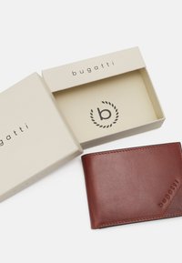 Portefeuille en cuir marron avec une finition texturée, présenté dans une boîte beige arborant le nom de la marque "bugatti" sur le couvercle.