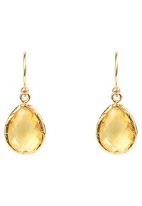 Pendientes colgantes chapados en oro con piedras amarillas en forma de lágrima facetadas, con un acabado suave y un cierre de gancho simple.