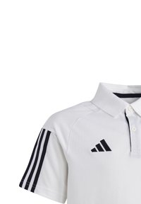Weißes Poloshirt aus strukturiertem Stoff, mit einem Button-down-Kragen, kurzen Ärmeln und drei schwarzen Streifen auf der linken Schulter.