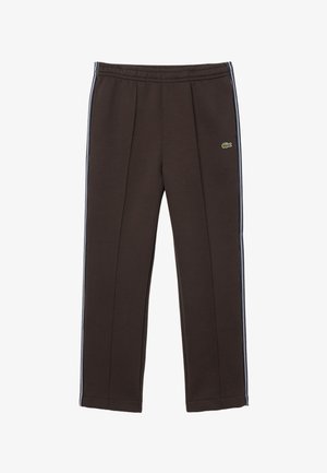 Donkerbruine joggingbroek met elastische tailleband, zijstrepen in blauw en wit, en een klein groen krokodillenlogo op de linker dij.
