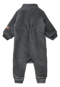 Grijze fleece onesie met lange mouwen, geribbelde manchetten, omgeslagen kraag en een gestikte achterzijde. Inclusief een klein stoffen label op de mouw.