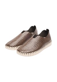 Bruine slip-on schoenen met een gestructureerd slangenhuidpatroon, voorzien van een crèmekleurige rubberen zool en elastische zijopeningen voor gemakkelijke instap.