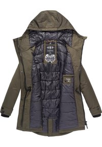 Giacca isolante verde oliva con cappuccio rimovibile, dotata di una fodera interna nera trapuntata e due tasche interne. Chiusura frontale con zip.