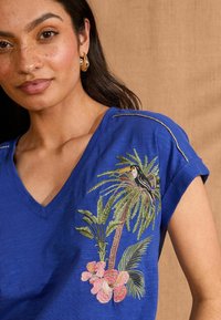 Love & Roses REGULAR FIT-V-NECK - Marškinėliai su spaudiniu - blue