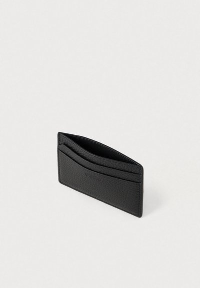 Tarjetero de cuero negro con superficie texturizada, cuatro ranuras para tarjetas y diseño de apertura superior. Estilo compacto y minimalista.