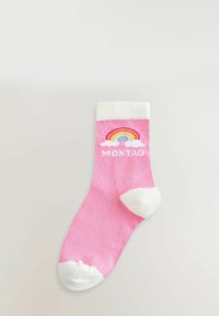 Calcetín de algodón rosa con puño y puntera blanca. Presenta un gráfico de arcoíris encima de la palabra "MONTAG" en blanco. Textura suave, largo hasta el tobillo.