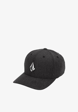 Casquette noire en tissu texturé avec une visière solide, une coupe structurée et un logo blanc sur le côté gauche avant.