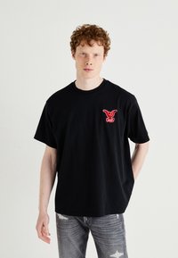 Levi's® VINTAGE FIT GRAPHIC - Apdrukāts T-krekls - black'
